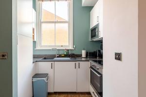 Stylish flat in central location with free parking的厨房或小厨房
