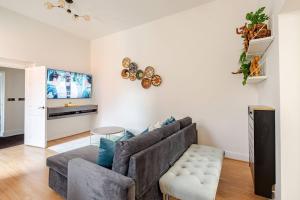 史云顿Stylish flat in central location with free parking的带沙发和电视的客厅