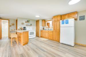 Η κουζίνα ή μικρή κουζίνα στο Steps to Long Lake Cabin with Patio in Harrison!