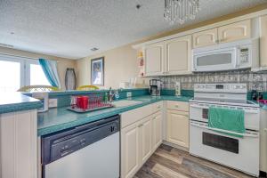 Η κουζίνα ή μικρή κουζίνα στο Oceanfront North Topsail - Pools - Hot Tubs - Onsite Restaurant