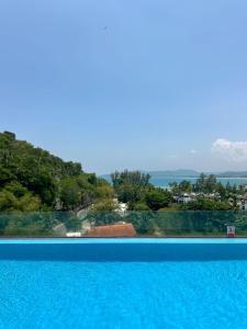 une grande piscine avec vue sur l'eau dans l'établissement Aristo-2-805, à Ban Lum Fuang