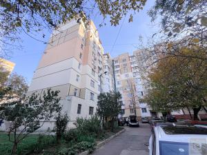 キシナウにあるRentHouse Apartments City Gates #5の通り沿いにある背の高い白い建物