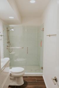 Et badeværelse på The Spoleto + 19 billeder