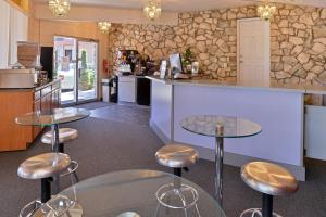 Η κουζίνα ή μικρή κουζίνα στο Maverick Motel - Modern Renovated Motel