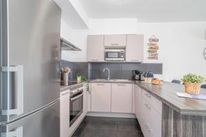 Kuchyňa alebo kuchynka v ubytovaní Apart-rent Apartment Sant Maurici 0137