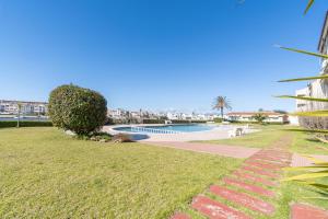 Bazén v ubytovaní Apart-rent Apartment Sant Maurici 0137 alebo v jeho blízkosti