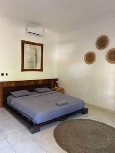 Un dormitorio con una cama grande en una habitación. en Jepun Villa 06 - One Bedroom without kitchen, en Uluwatu