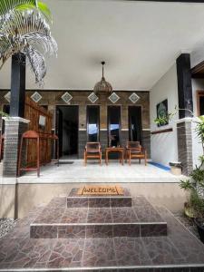 Un patio con una mesa y sillas en un edificio. en Jepun Villa 06 - One Bedroom without kitchen, en Uluwatu