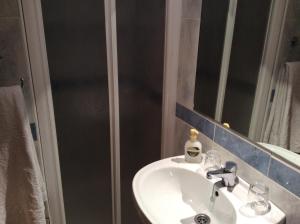a bathroom with a sink and a mirror at Pensión Princesa in Granada