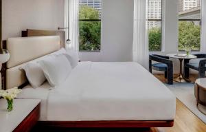 Un pat sau paturi într-o cameră la Bryant Park Hotel