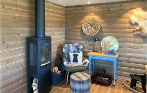 een kamer met een houtkachel en een stoel bij 5 Bedroom Beautiful Home In Gol in Golsfjellet