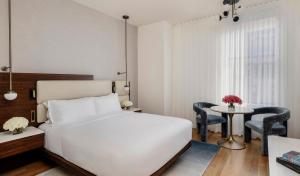Un pat sau paturi într-o cameră la Bryant Park Hotel
