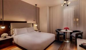 Un pat sau paturi într-o cameră la Bryant Park Hotel