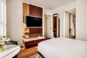 Un pat sau paturi într-o cameră la Bryant Park Hotel