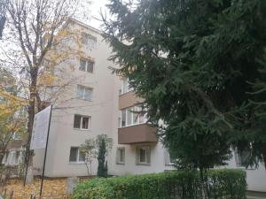 a white building with trees in front of it at Dâmb 2 camere in Târgu-Mureş