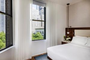 Un pat sau paturi într-o cameră la Bryant Park Hotel