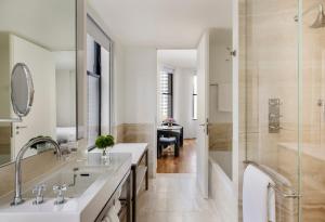 O baie la Bryant Park Hotel