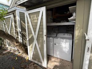 キーウェストにあるSeagull Suite - Southernmost Sanctuaryの家屋内洗濯乾燥機