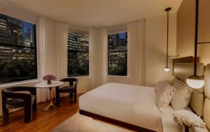 Un pat sau paturi într-o cameră la Bryant Park Hotel
