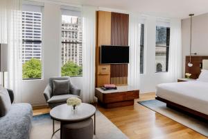 Un pat sau paturi într-o cameră la Bryant Park Hotel