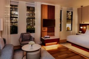 Un pat sau paturi într-o cameră la Bryant Park Hotel