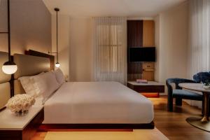 Un pat sau paturi într-o cameră la Bryant Park Hotel