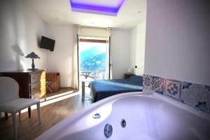 Postel nebo postele na pokoji v ubytování Hotel Vietri Coast
