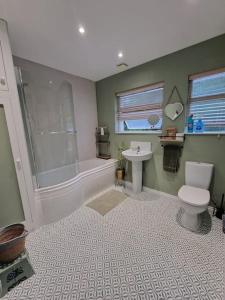 Bilik mandi di Coast Road Retreat-a stunning 3 bed home in Larne