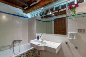 un baño con lavabo y bañera en Bigiolo a Melazzano by PosarelliVillas, en Greve in Chianti 27 fotos más