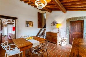 Una cocina y una sala de estar con mesa y sillas. en Bigiolo a Melazzano by PosarelliVillas, en Greve in Chianti