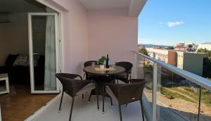 a balcony with a table and chairs on a balcony at Apartments Obitelj Vuletić in Makarska