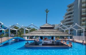 basen w ośrodku z osobami w wodzie w obiekcie Estudio BenalBeach NEW w mieście Benalmádena