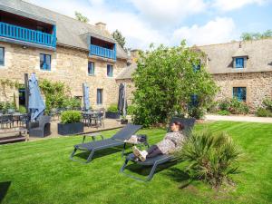 A garden outside Logis Hôtel Le Manoir Des Portes
