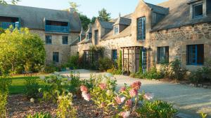 A garden outside Logis Hôtel Le Manoir Des Portes
