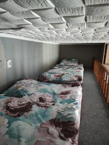 Ένα ή περισσότερα κρεβάτια σε δωμάτιο στο Apartament Poniatowskiego 4