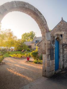 A garden outside Logis Hôtel Le Manoir Des Portes
