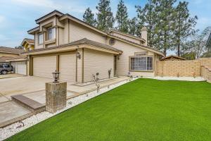 una casa con césped delante en Covered Patio with Grill Home in Rancho Cucamonga!, en Rancho Cucamonga