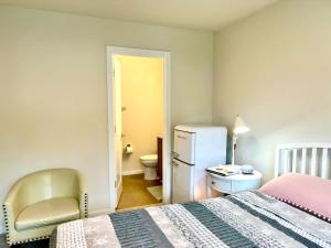 Postel nebo postele na pokoji v ubytování Cozy Ensuite 1b1b1wc wifiACparking