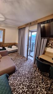 una habitación de hotel con una cama y un escritorio en Willa u Kośle Zakopane, en Zakopane