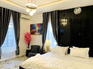 Postel nebo postele na pokoji v ubytování WHITEFIELD LUXURY APARTMENT