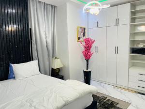 Postel nebo postele na pokoji v ubytování WHITEFIELD LUXURY APARTMENT
