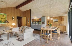 un soggiorno con un divano e un tavolo di Three-Bedroom Holiday Home In Jerup a Jerup