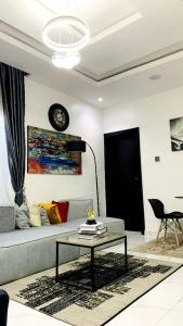 Posezení v ubytování WHITEFIELD LUXURY APARTMENT