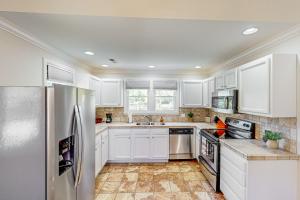 Η κουζίνα ή μικρή κουζίνα στο Cedar Pines Bungalow +19 φωτογραφίες