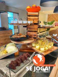 un buffet de comida en la cocina en Resort de São Pedro por Agencia se Joga pelo Mundo, en São Pedro