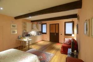 een kamer met een keuken en een woonkamer bij La Cervetta in Mantova