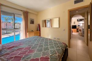 ベラにあるR2309 Laguna Beach Vera Playa Almeriaのベッドルーム1室(ベッド1台付)が備わります。プールの景色を望めます。 +18枚の写真