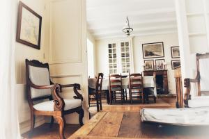 a living room with chairs and a table at Maison Henri Chardon in Barfleur +18 photos