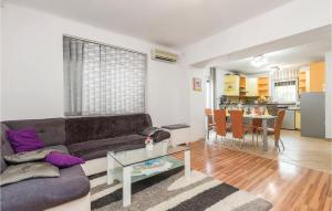 Kuchyňa alebo kuchynka v ubytovaní 2 Bedroom Beautiful Home In Rijeka
