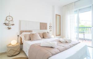 biała sypialnia z dużym łóżkiem z poduszkami w obiekcie Nice Home In Vélez-Málaga With Wifi w mieście Vélez-Málaga